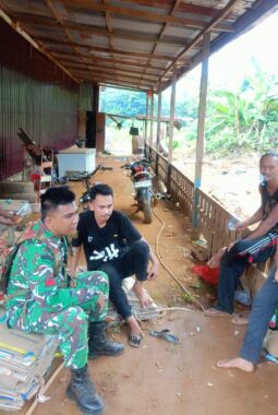 Babinsa Ramil 02/Asera Pererat Kedekatan dengan Warga Melalui Komsos di Desa Marombo