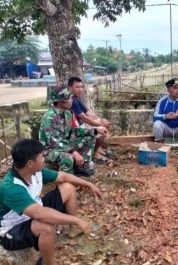 ‎Babinsa Ramil 02/Asera Pererat Kedekatan dengan Warga Melalui Komsos Humanis di Desa Wawoheo