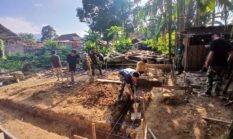 Semangat Gotong Royong Menggema, Pengerjaan Pondasi Rumah TMMD Ke-128 di Andowia Terus Dikebut