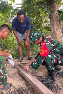 Turun Langsung di Lapangan, Dandim 1430/Konut Rakit Rangka Besi Sloof untuk Rumah Warga di TMMD ke-128