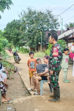 Jalin Kedekatan dengan Warga, Babinsa Koramil 01/Lasolo Perkuat Silaturahmi Melalui Komsos di Desa Mandiodo
