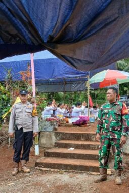 Babinsa Koramil 1430-01/Lasolo Laksanakan Komsos Bersama Warga Suku Bali, Ajak Jaga Kerukunan dan Waspada Hoaks