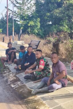 Babinsa Koramil 1430-02/Asera Bersama Warga Gelar Jumat Bersih di Desa Lambudoni