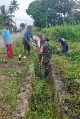 Babinsa Koramil 1430-01/Lasolo Ajak Warga Bersihkan Saluran Air Cegah Banjir