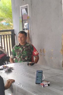 BABINSA KORAMIL 1430-02/ASERA LAKSANAKAN KOMSOS, AJAK WARGA PERKUAT SILATURAHMI DAN WASPADA BANJIR